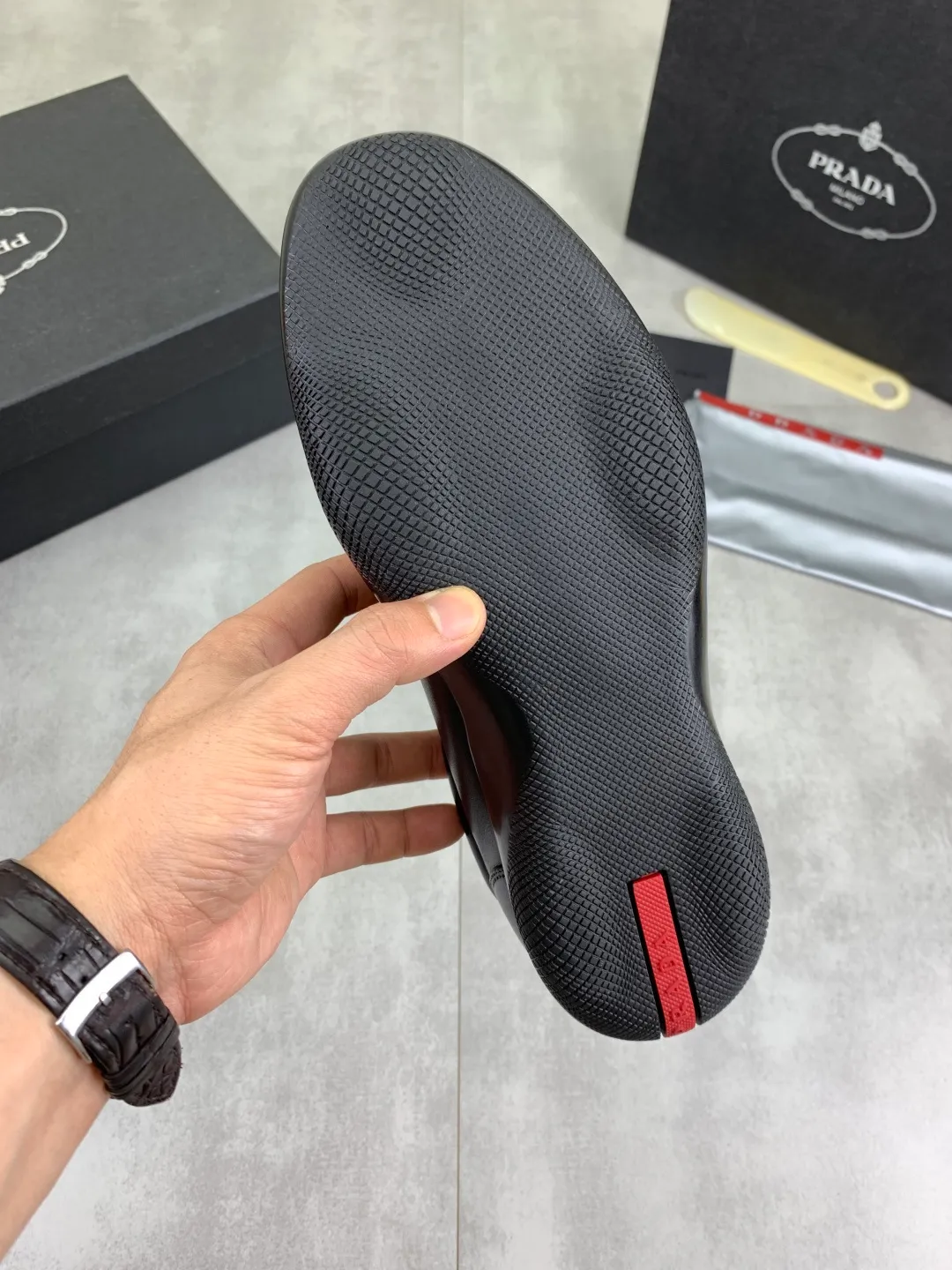 Men's men's shoes💰P580💰【New style】Top quality, classic popular models on the official website, timeless for a century,🆘 The trendy brand (Prada) mainly promotes popular models, avant-garde and versatile fashionable men's shoes, private version molding, cowhide surface splicing 1:1 oil edge processing... fashionable and simple, original imported cowhide interior cowhide feet; the atmosphere and personality are more fashionable, eye-catching and pursuing class. It will subvert old ideas and be a must-have for fashionistas who want to spend time with you! Must keep it! High-end comfort, high-end quality workmanship. Size: 38-44 Available in black. full package